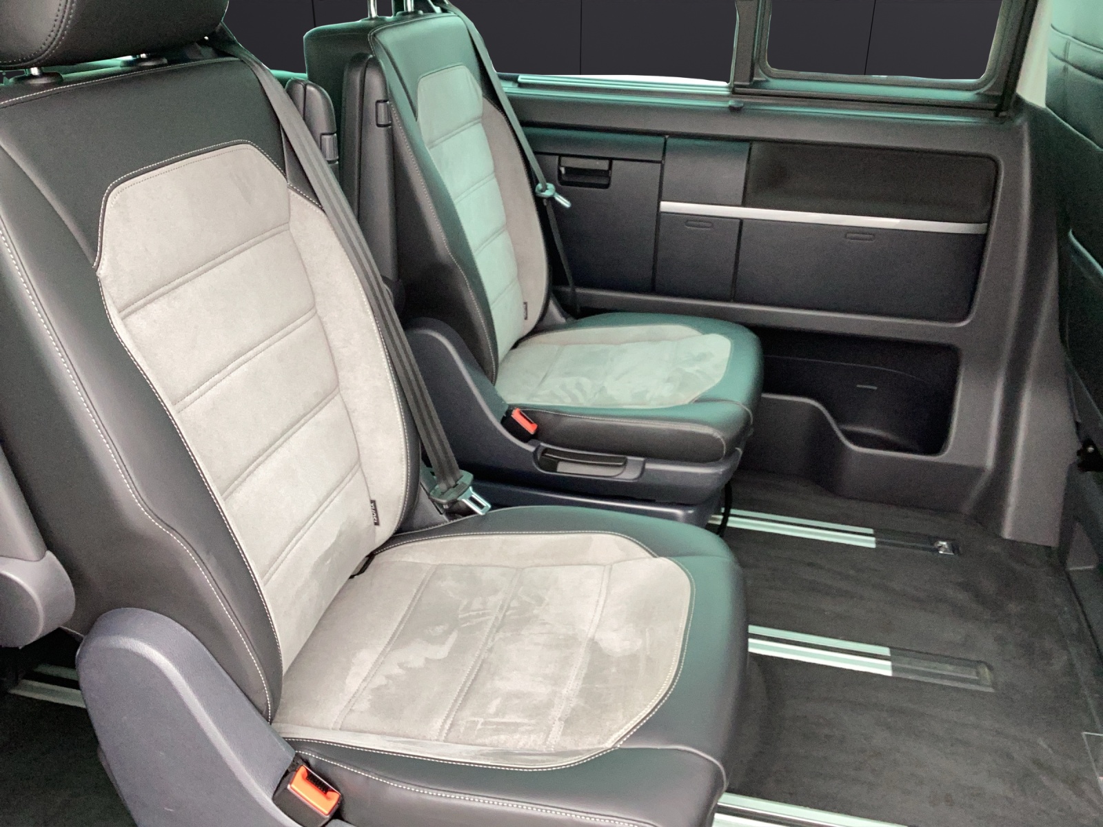 Fahrzeugabbildung Volkswagen T6.1 Multivan TDI Generation-Six DSG LED AHK Navi AID ACC Park-Assist SH