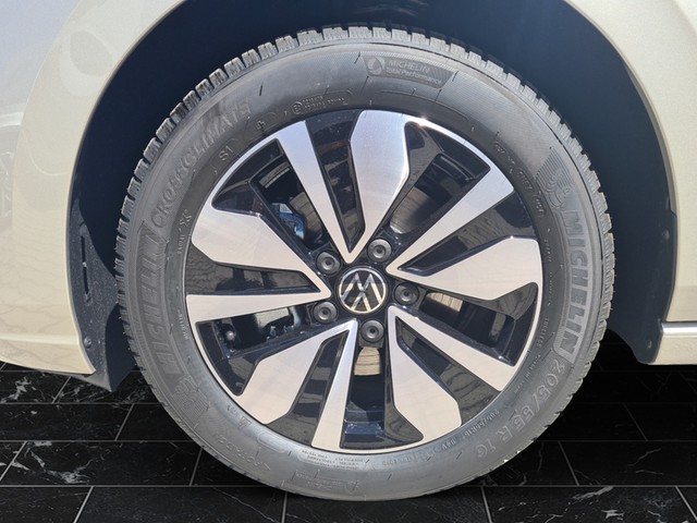 Fahrzeugabbildung Volkswagen Golf VIII Move TSI LED RFK AID SH LM