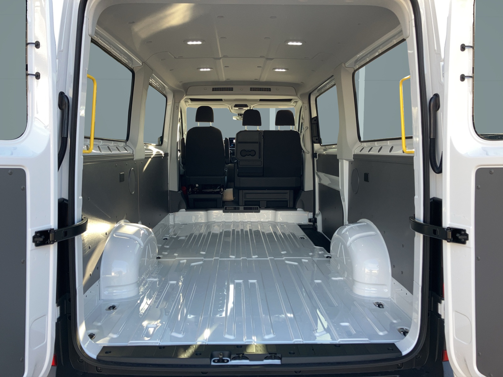 Fahrzeugabbildung Volkswagen Crafter Kasten 2,0l TDI 103 kW MR KAMERA KLIMA ACC PDC VORB. AHK