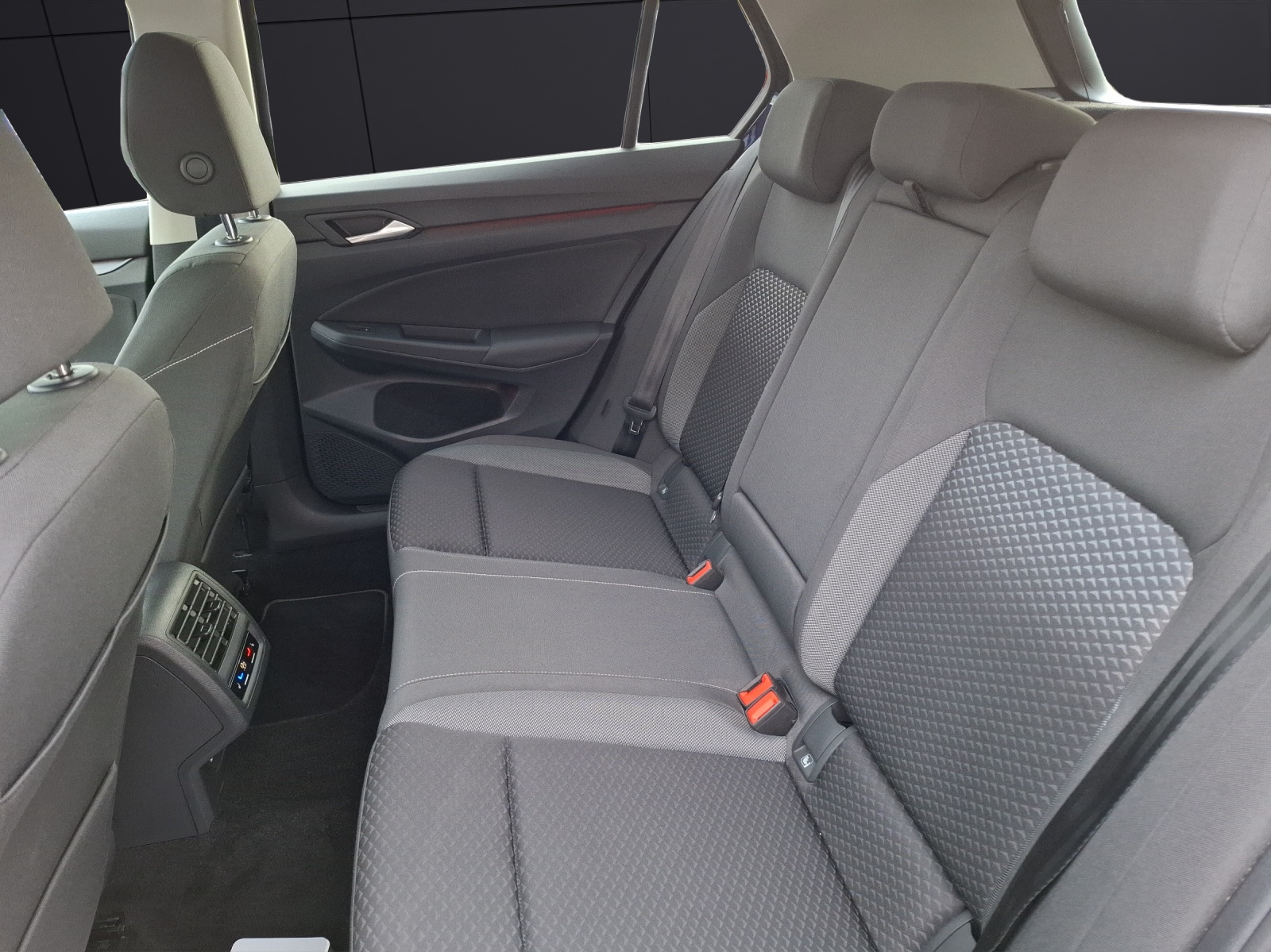 Fahrzeugabbildung Volkswagen Golf VIII TSI Active Standhzg. LEDplus Navi AID HUD ACC RFK SH