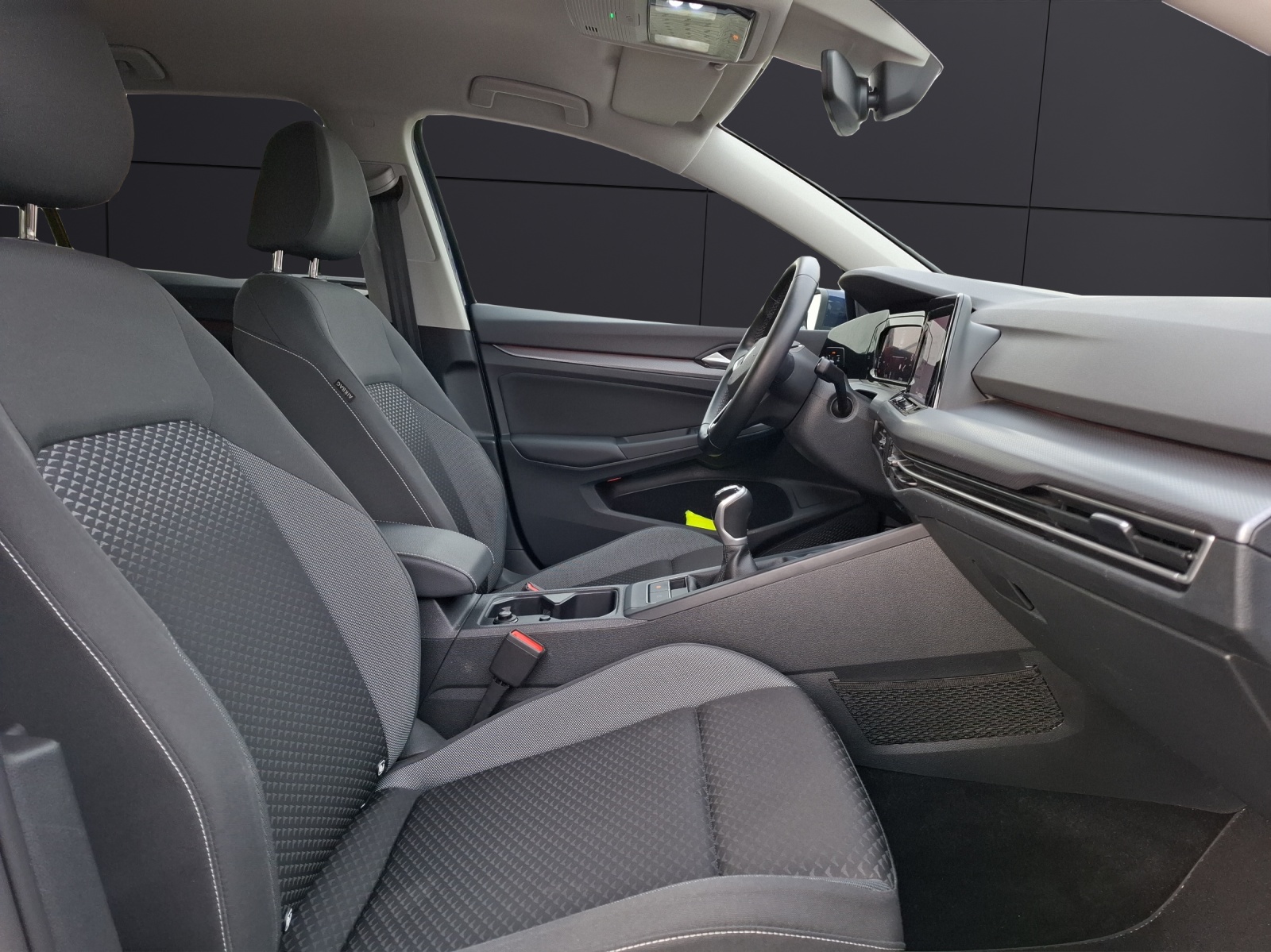 Fahrzeugabbildung Volkswagen Golf VIII TSI Active Standhzg. LEDplus Navi AID HUD ACC RFK SH