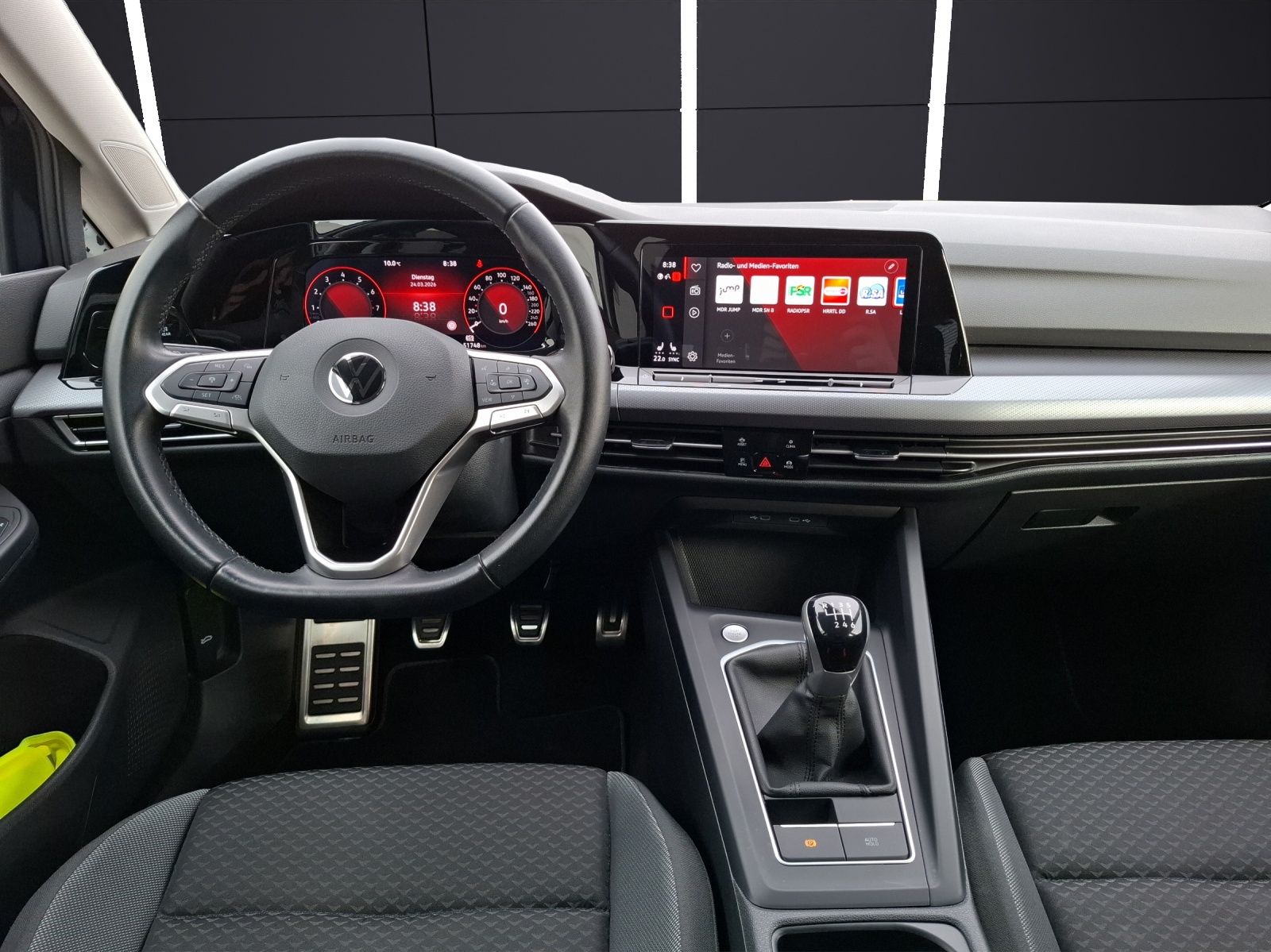 Fahrzeugabbildung Volkswagen Golf VIII TSI Active Standhzg. LEDplus Navi AID HUD ACC RFK SH