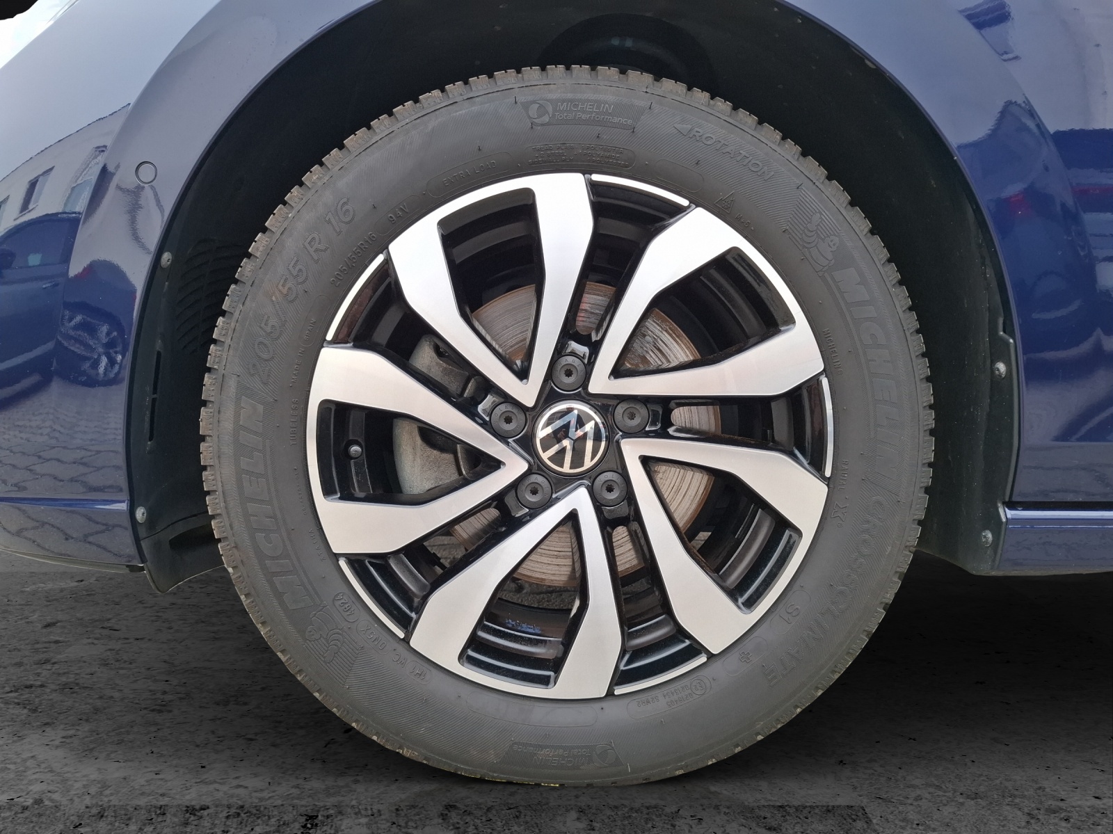 Fahrzeugabbildung Volkswagen Golf VIII TSI Active Standhzg. LEDplus Navi AID HUD ACC RFK SH