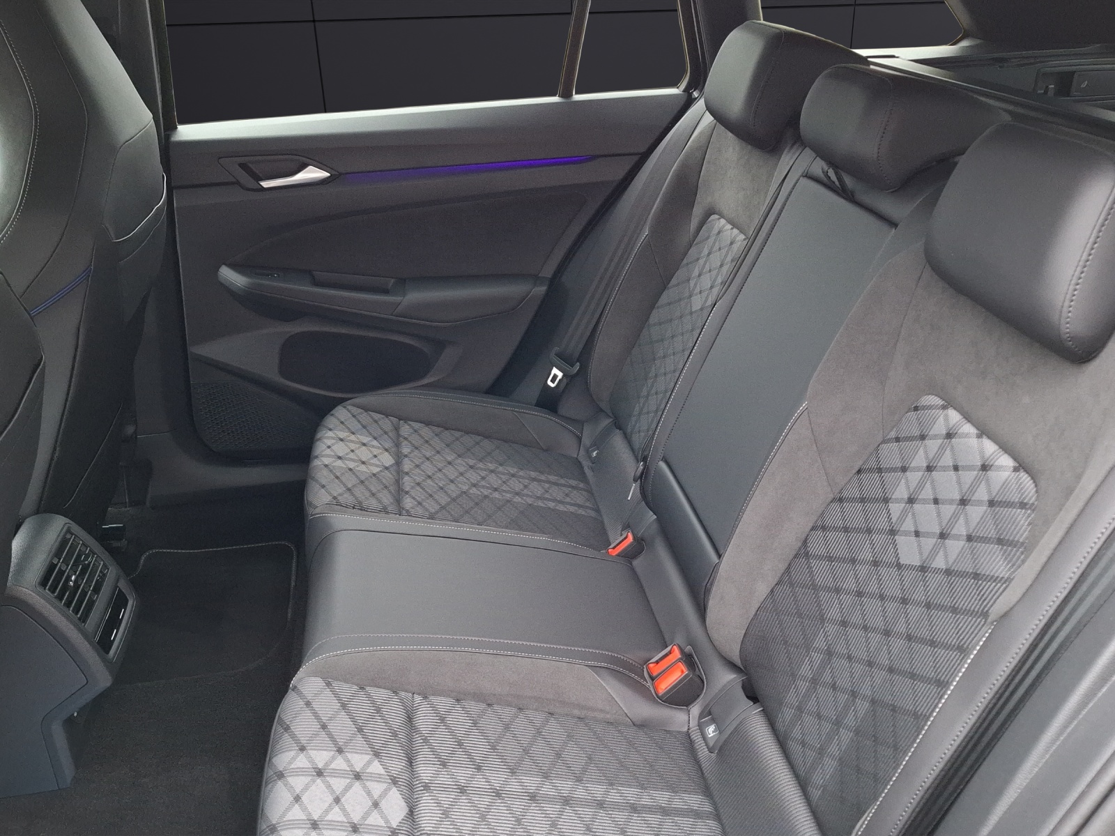 Fahrzeugabbildung Volkswagen Golf VIII Variant eTSI R-Line DSG LED Navi AID ACC RFK SH