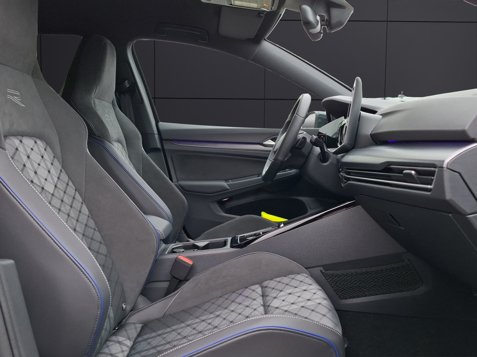 Fahrzeugabbildung Volkswagen Golf VIII Variant eTSI R-Line DSG LED Navi AID ACC RFK SH
