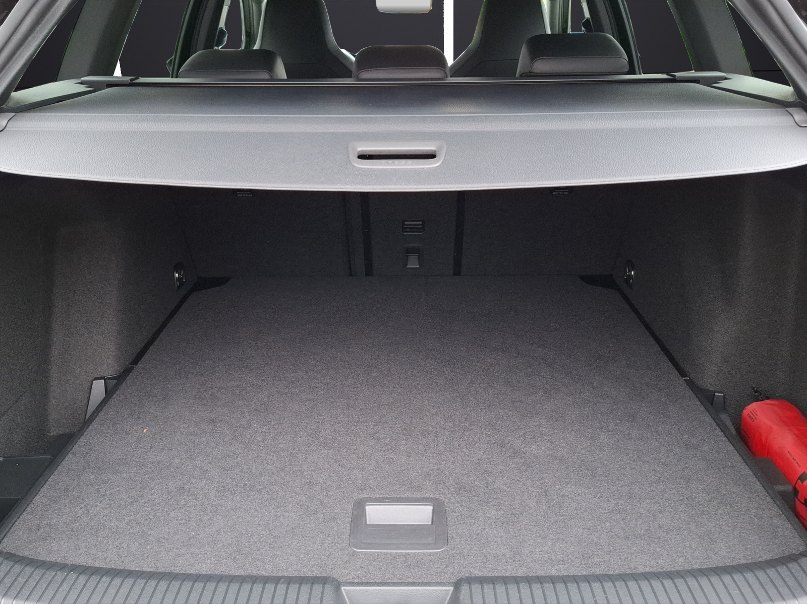 Fahrzeugabbildung Volkswagen Golf VIII Variant eTSI R-Line DSG LED Navi AID ACC RFK SH