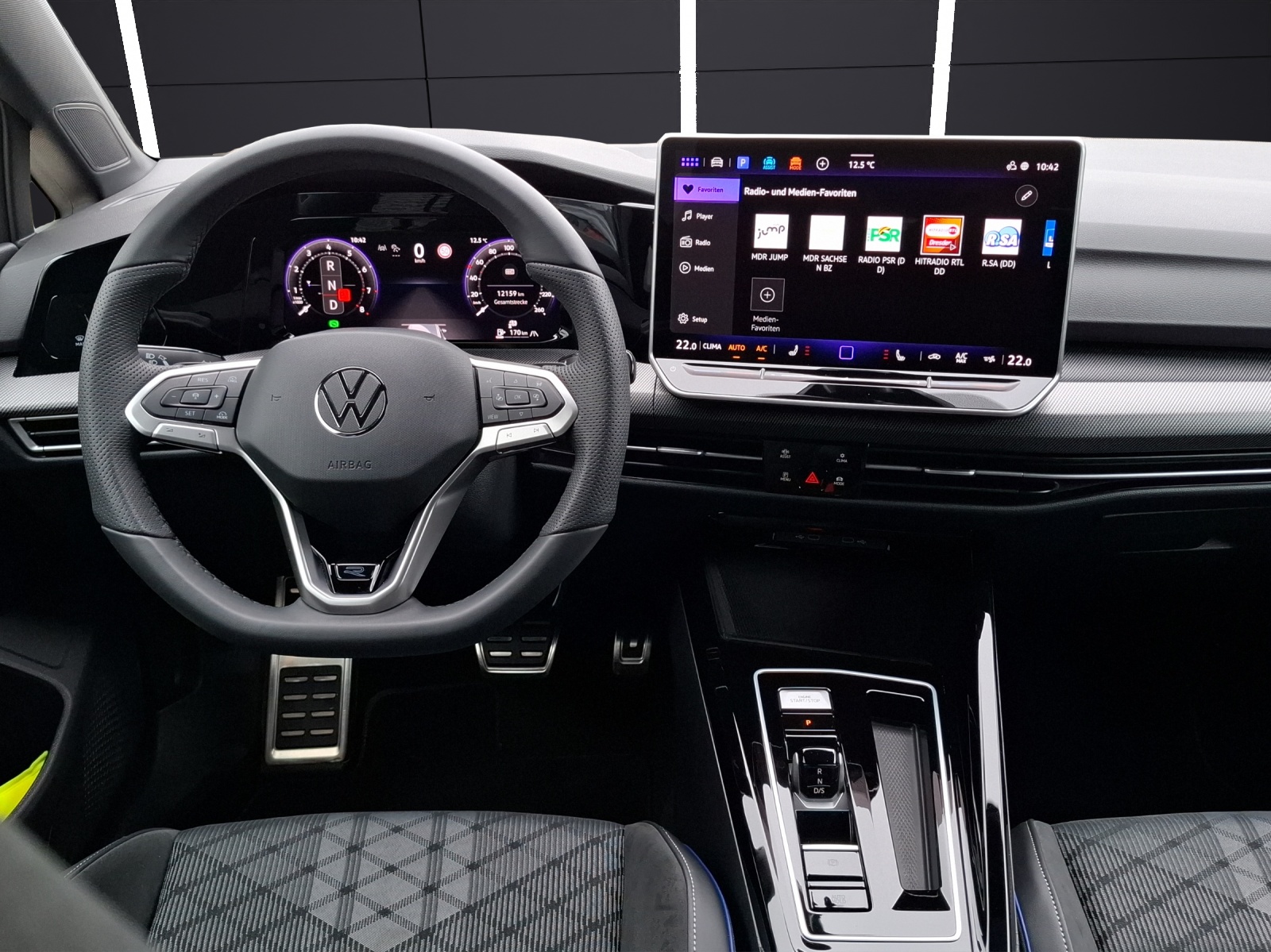 Fahrzeugabbildung Volkswagen Golf VIII Variant eTSI R-Line DSG LED Navi AID ACC RFK SH