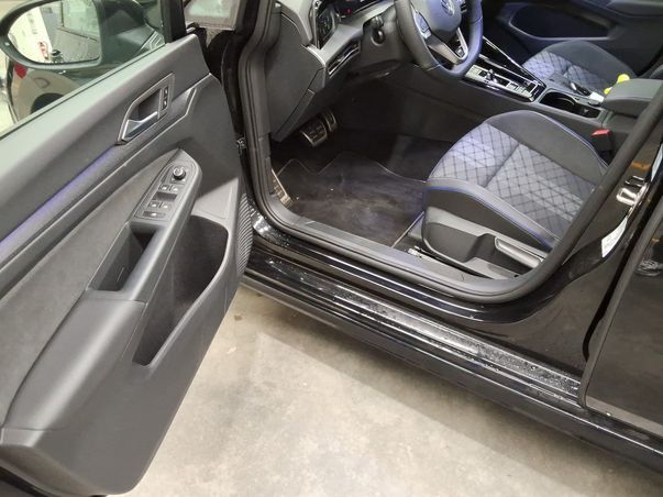 Fahrzeugabbildung Volkswagen Golf VIII Variant eTSI R-Line DSG LED Navi AID ACC RFK SH