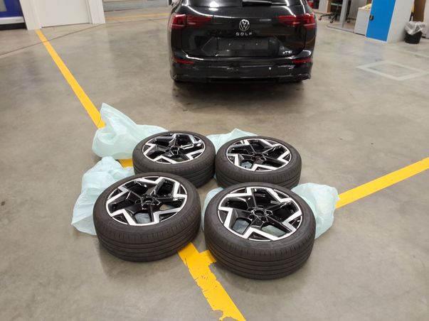 Fahrzeugabbildung Volkswagen Golf VIII Variant eTSI R-Line DSG LED Navi AID ACC RFK SH