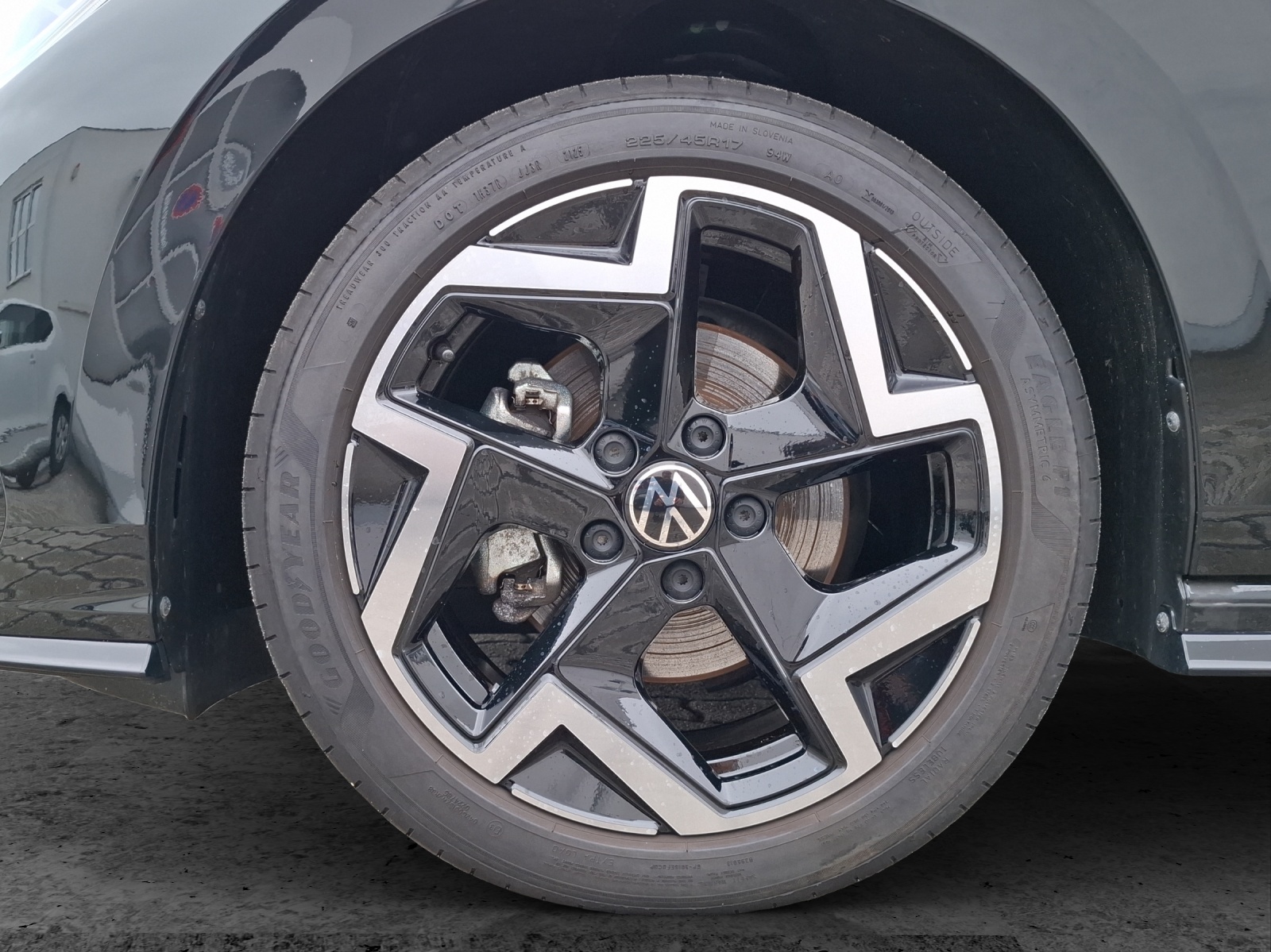 Fahrzeugabbildung Volkswagen Golf VIII Variant eTSI R-Line DSG LED Navi AID ACC RFK SH