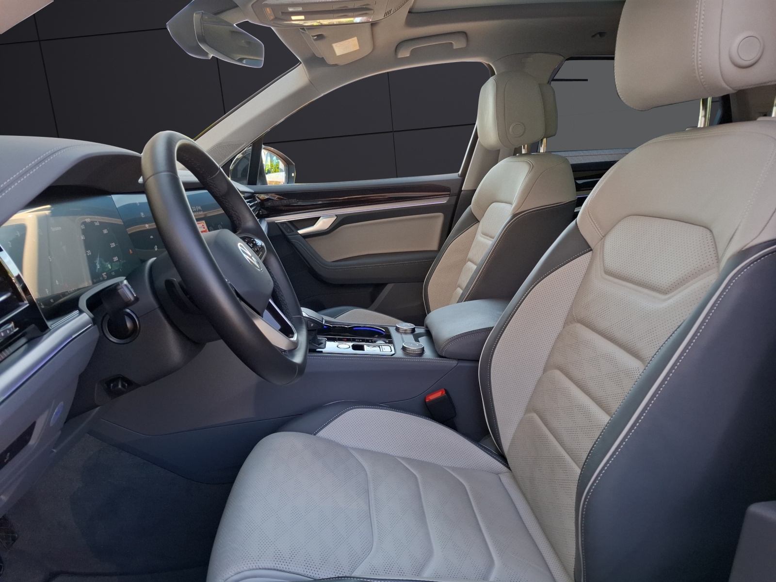 Fahrzeugabbildung Volkswagen Touareg TDI Elegance Matrix AHK HUD Luft Pano AID