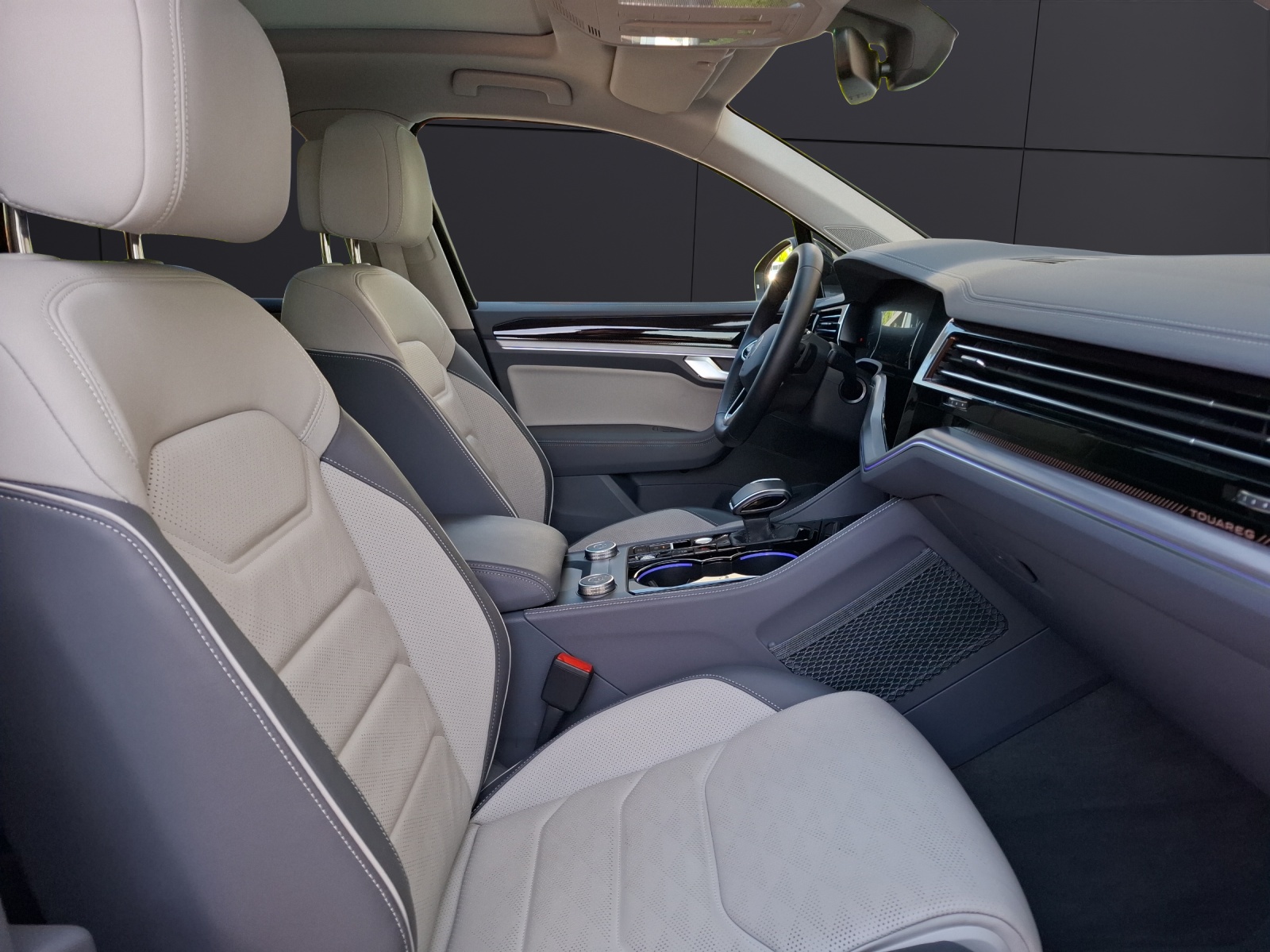 Fahrzeugabbildung Volkswagen Touareg TDI Elegance Matrix AHK HUD Luft Pano AID