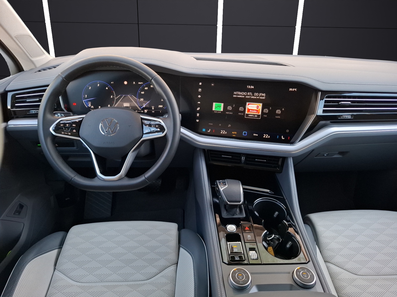 Fahrzeugabbildung Volkswagen Touareg TDI Elegance Matrix AHK HUD Luft Pano AID