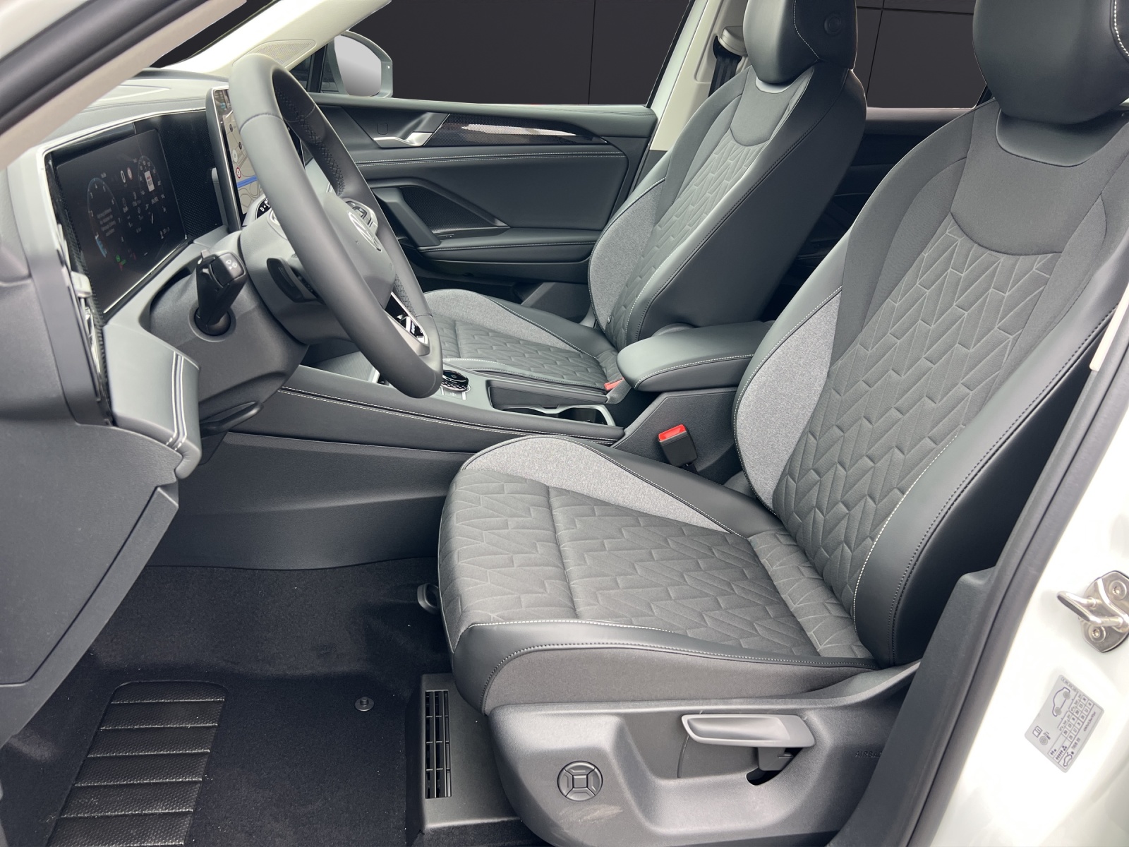 Fahrzeugabbildung Volkswagen Tiguan eTSI Life AHZV NAVI KEssy AreaView