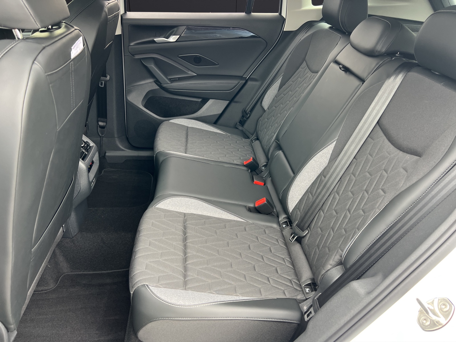 Fahrzeugabbildung Volkswagen Tiguan eTSI Life AHZV NAVI KEssy AreaView