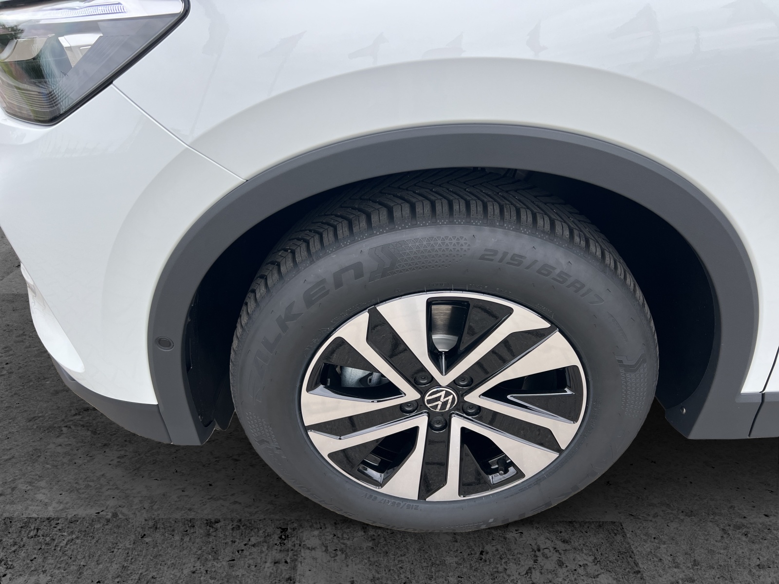 Fahrzeugabbildung Volkswagen Tiguan eTSI Life AHZV NAVI KEssy AreaView
