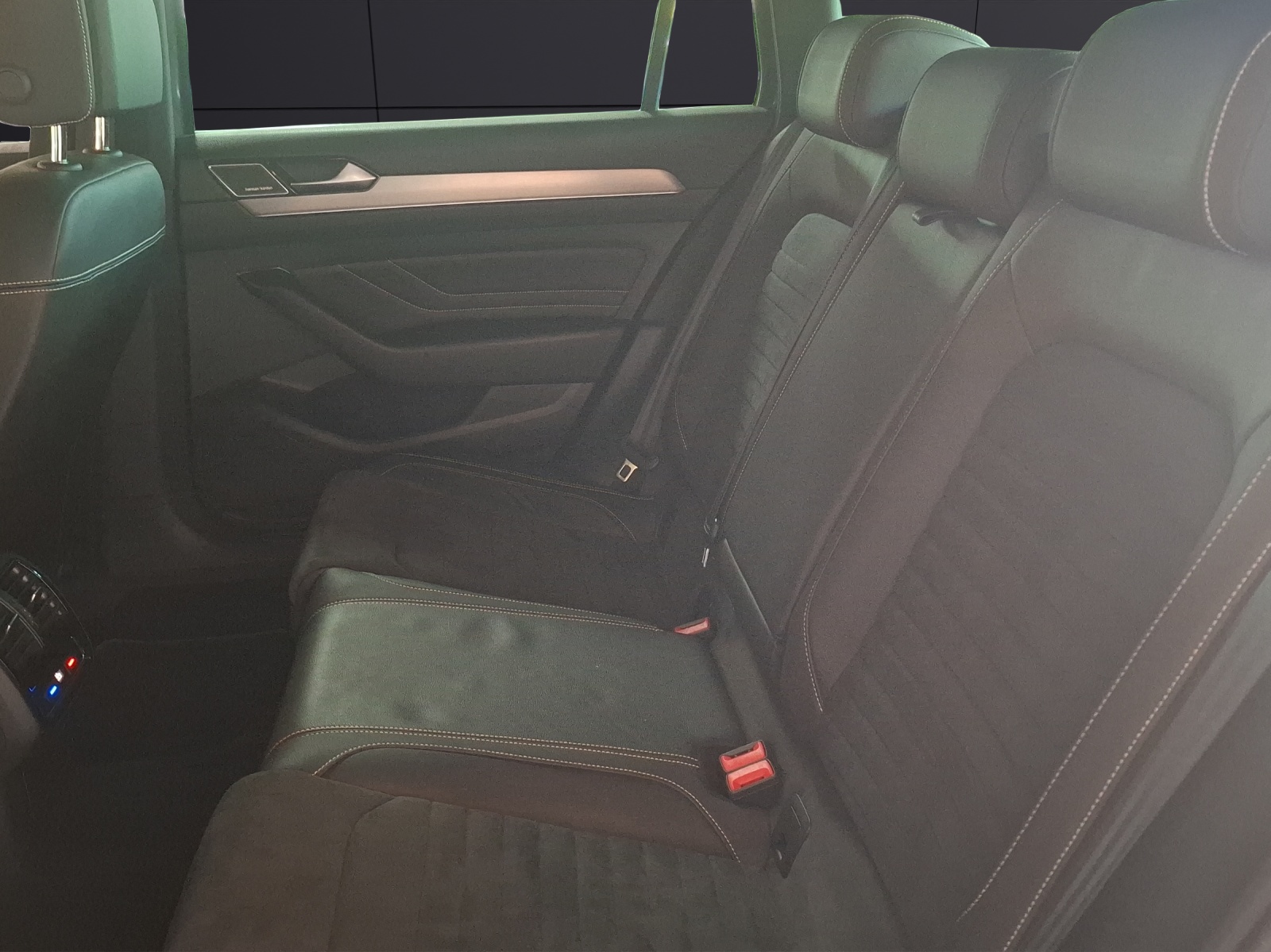 Fahrzeugabbildung Volkswagen Passat Variant TDI Elegance DSG R-Line Matrix AHK Navi ACC RFK Harman SH 19