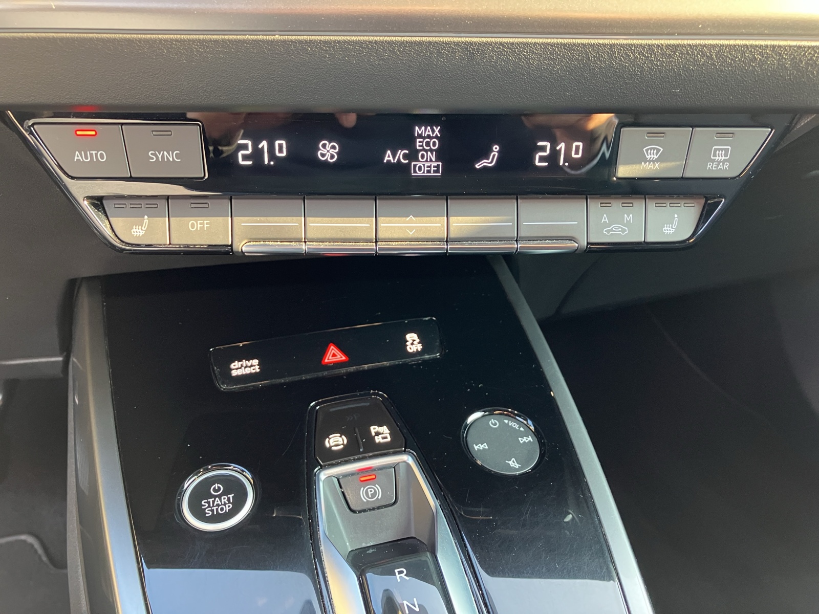 Fahrzeugabbildung Audi Q4 e-tron 50 quattro AHK Matrix
