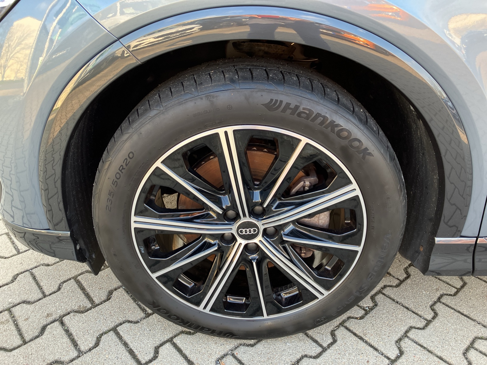 Fahrzeugabbildung Audi Q4 e-tron 50 quattro AHK Matrix