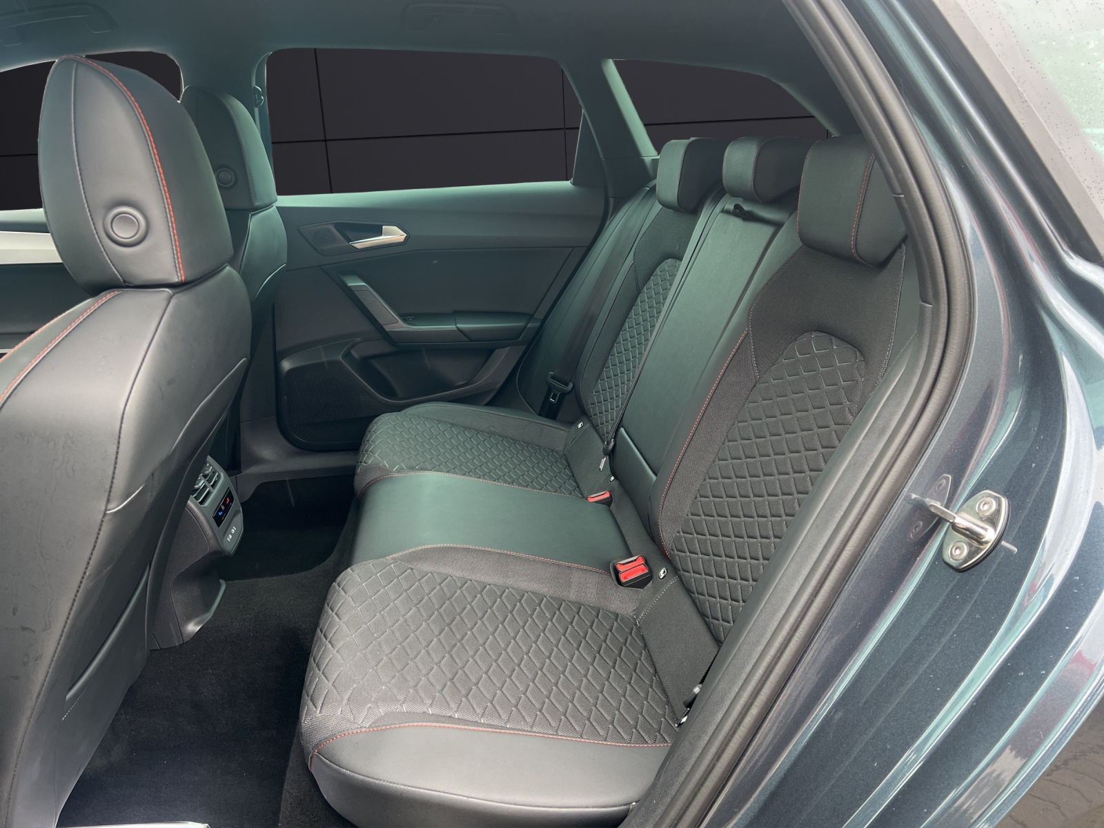 Fahrzeugabbildung SEAT Leon ST eTSI FR DSG LED Navi VC ACC RFK SH
