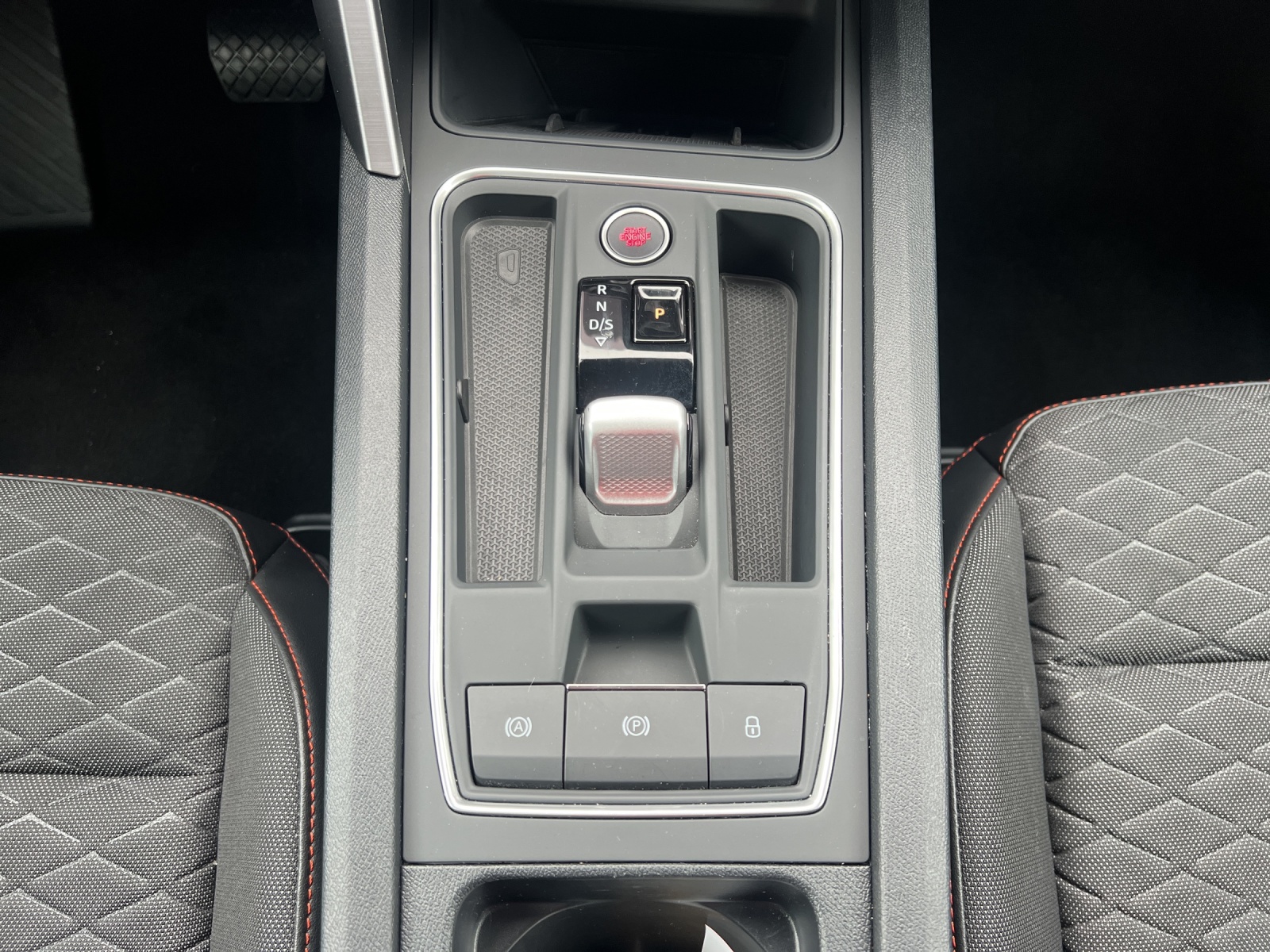 Fahrzeugabbildung SEAT Leon ST eTSI FR DSG LED Navi VC ACC RFK SH