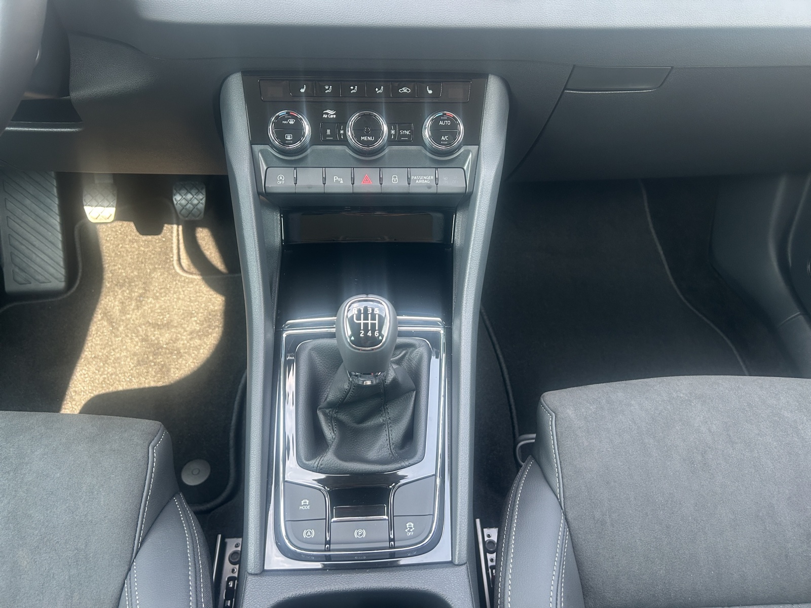 Fahrzeugabbildung SKODA Karoq 1.5 TSI Balance AHK Standh. ASG