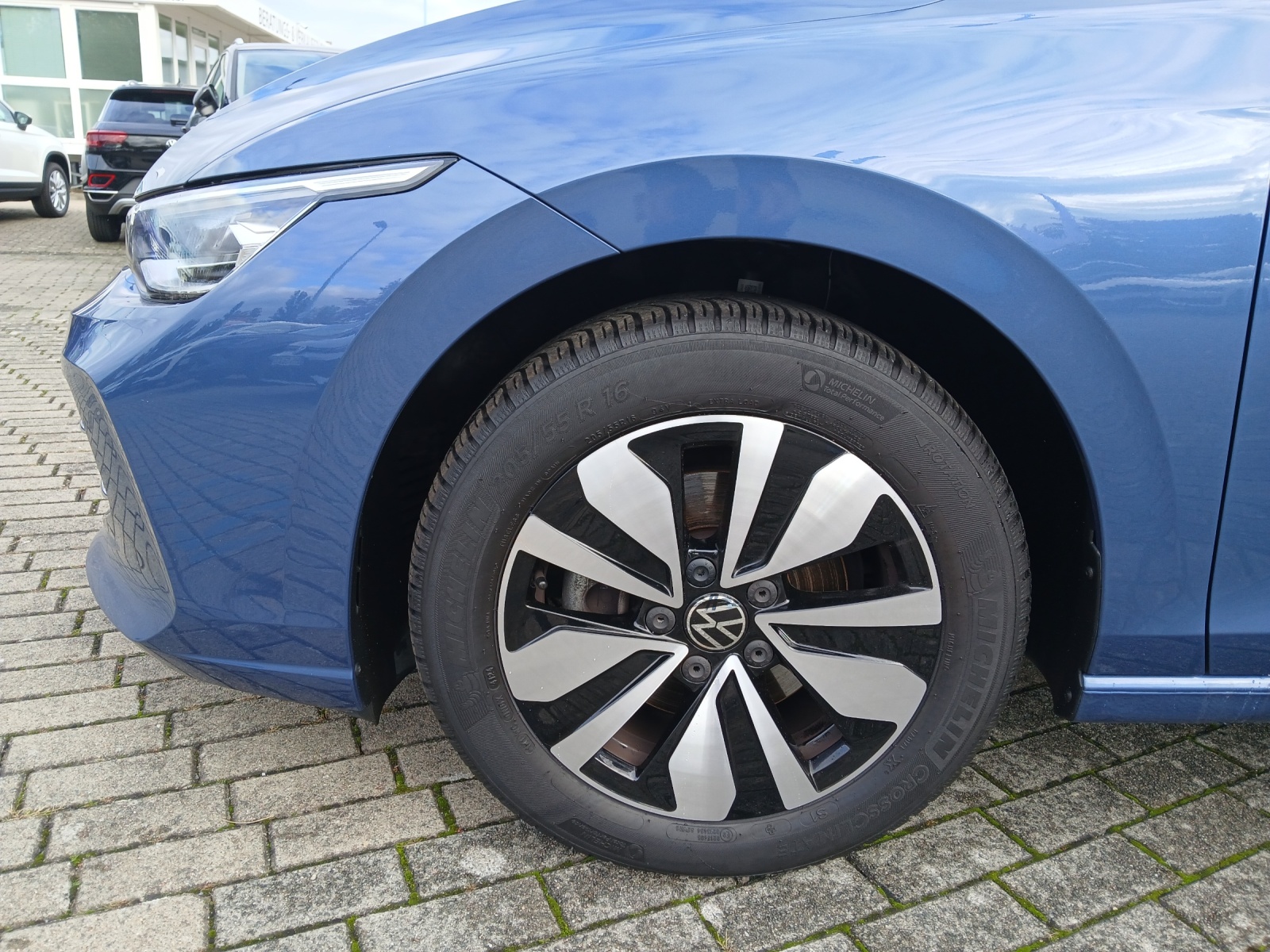 Fahrzeugabbildung Volkswagen Golf VIII eTSI Goal DSG LED AHK Navi AID ACC RFK SH