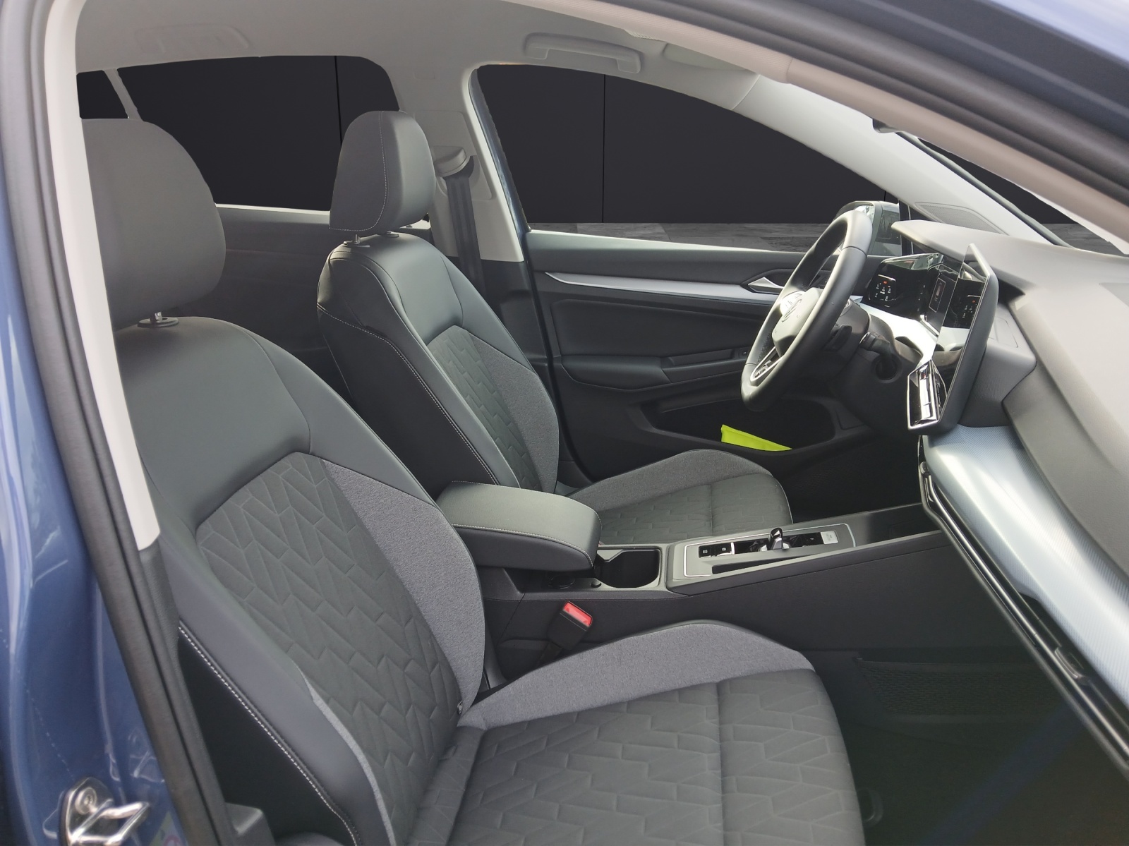 Fahrzeugabbildung Volkswagen Golf VIII eTSI Goal DSG LED AHK Navi AID ACC RFK SH