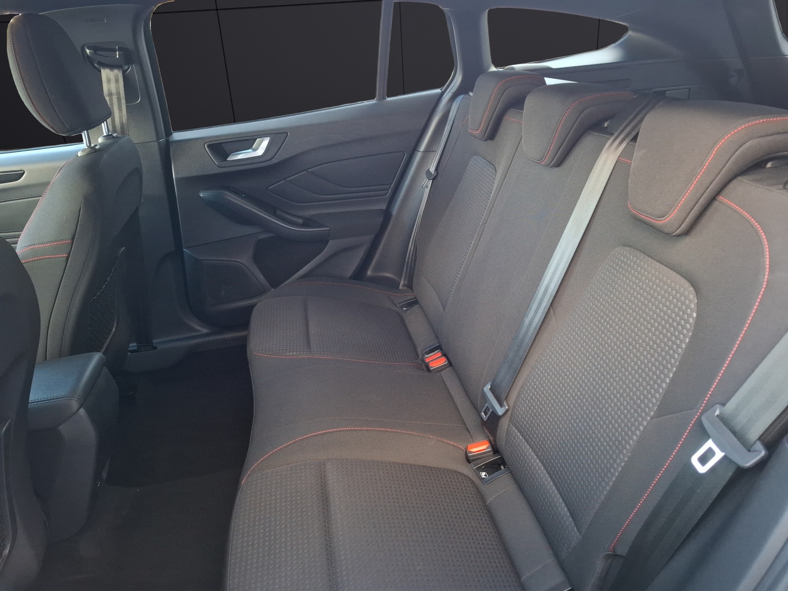 Fahrzeugabbildung Ford Focus Turnier ST-Line LED ACC NAVI 18