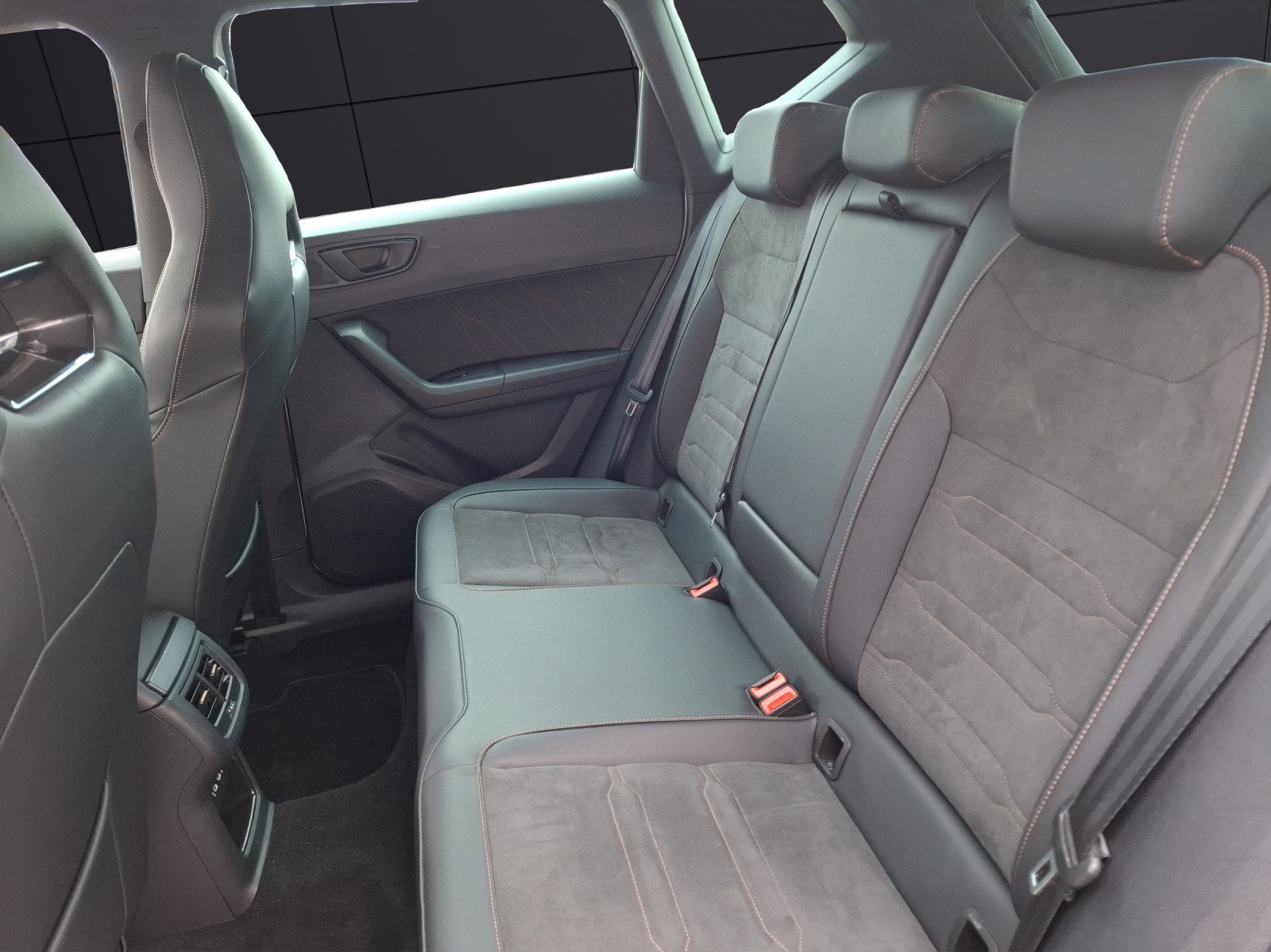 Fahrzeugabbildung SEAT Ateca VZ DSG 4Drive LED Navi AID ACC beats Park-Assist SH 19