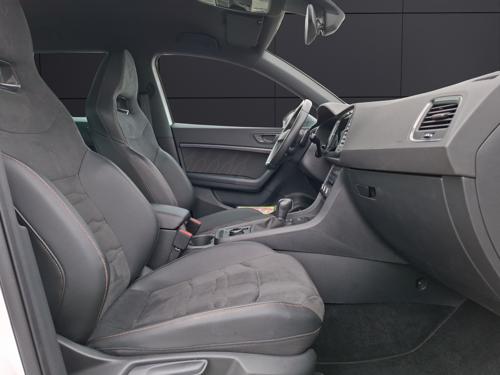 Fahrzeugabbildung SEAT Ateca VZ DSG 4Drive LED Navi AID ACC beats Park-Assist SH 19