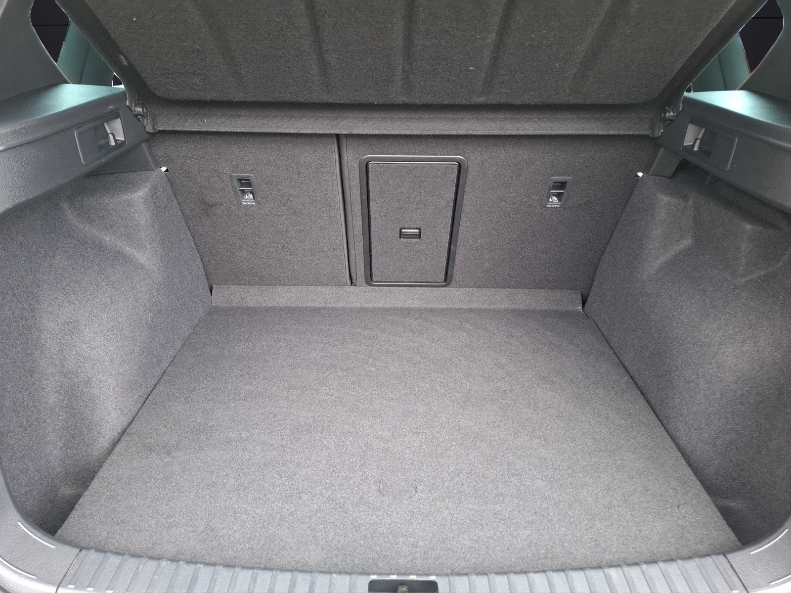 Fahrzeugabbildung SEAT Ateca VZ DSG 4Drive LED Navi AID ACC beats Park-Assist SH 19