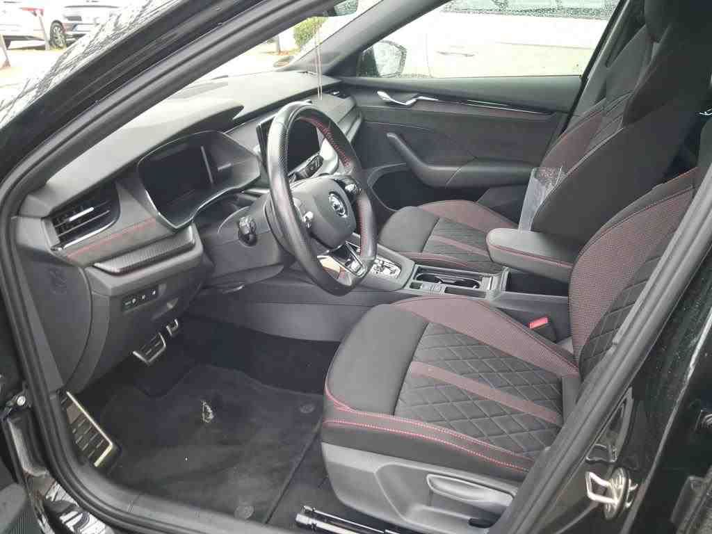 Fahrzeugabbildung SKODA Octavia Combi TDI RS DSG Standhzg. Matrix AHK Navi GRA RFK SH 18