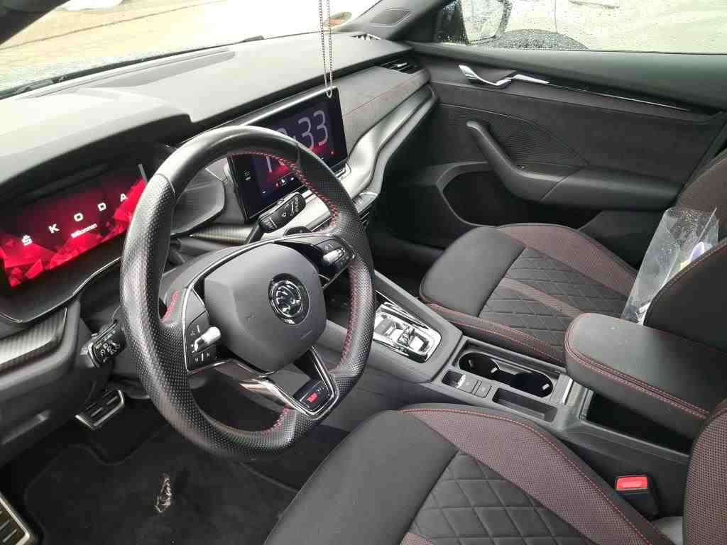Fahrzeugabbildung SKODA Octavia Combi TDI RS DSG Standhzg. Matrix AHK Navi GRA RFK SH 18