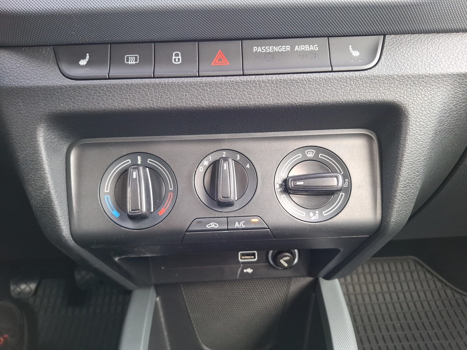 Fahrzeugabbildung SKODA Fabia 1.0 Cool-Plus Klima DAB PDC SH