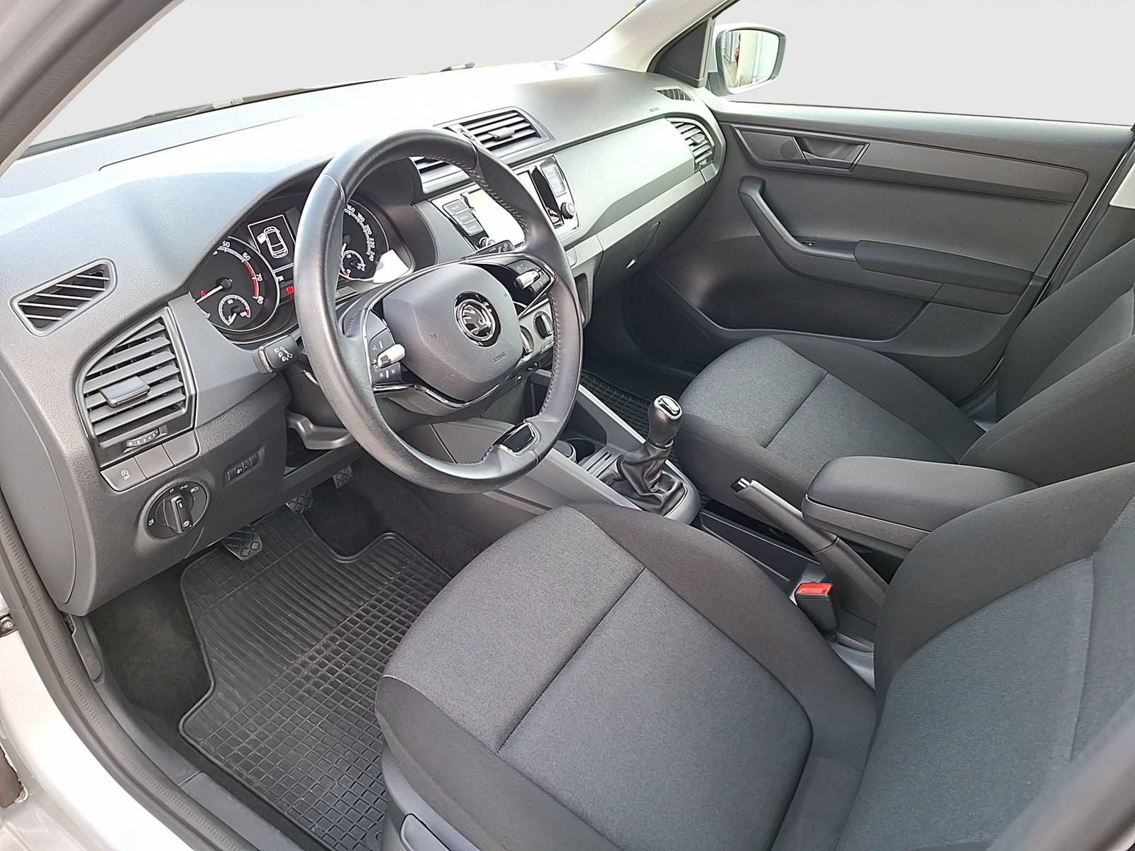 Fahrzeugabbildung SKODA Fabia 1.0 Cool-Plus Klima DAB PDC SH