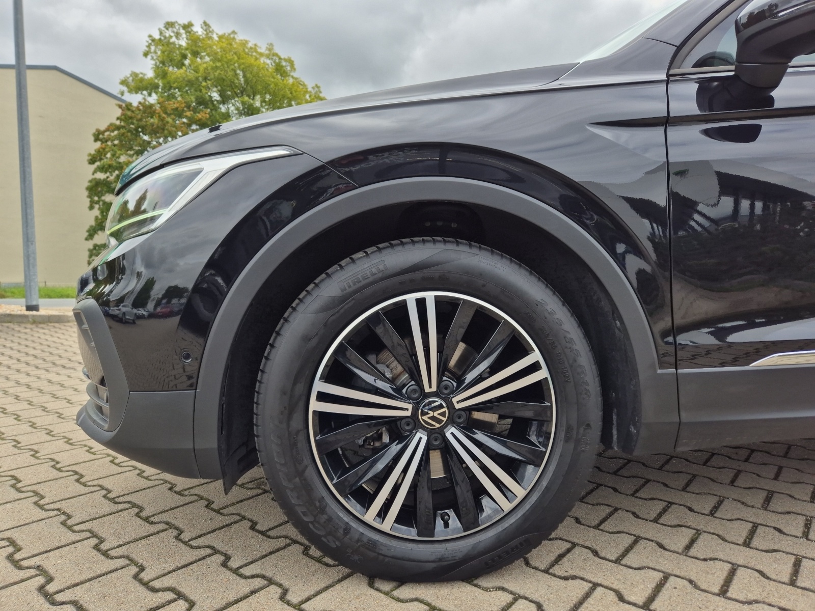 Fahrzeugabbildung Volkswagen Tiguan TSI United DSG LED Navi AID ACC Park-Assist SH