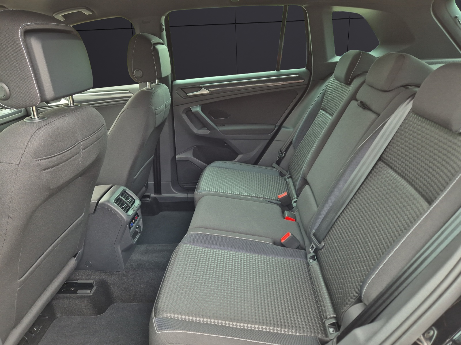 Fahrzeugabbildung Volkswagen Tiguan TSI United DSG LED Navi AID ACC Park-Assist SH