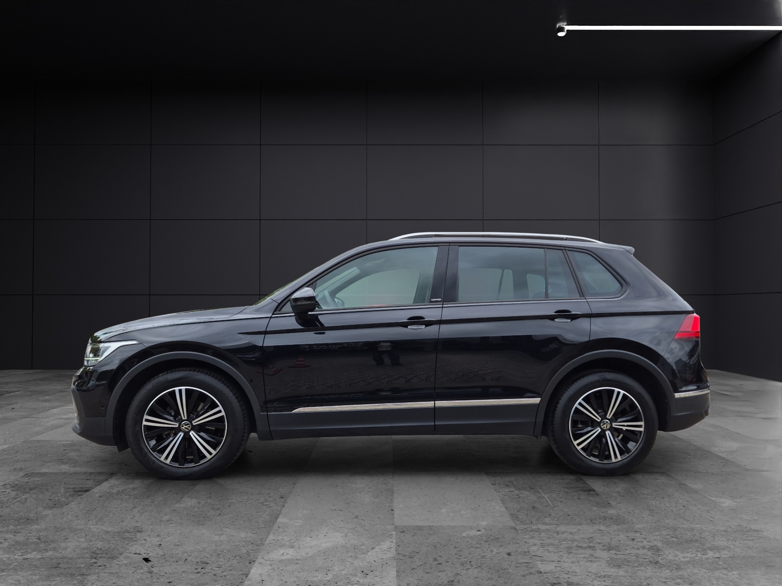 Fahrzeugabbildung Volkswagen Tiguan TSI United DSG LED Navi AID ACC Park-Assist SH