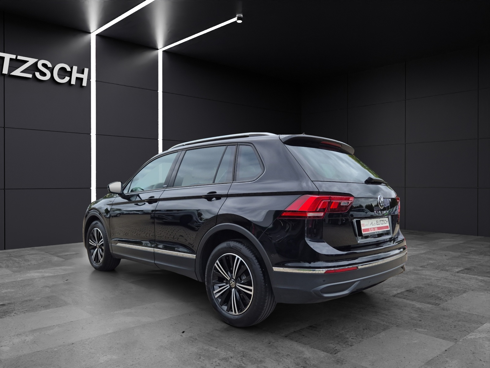 Fahrzeugabbildung Volkswagen Tiguan TSI United DSG LED Navi AID ACC Park-Assist SH