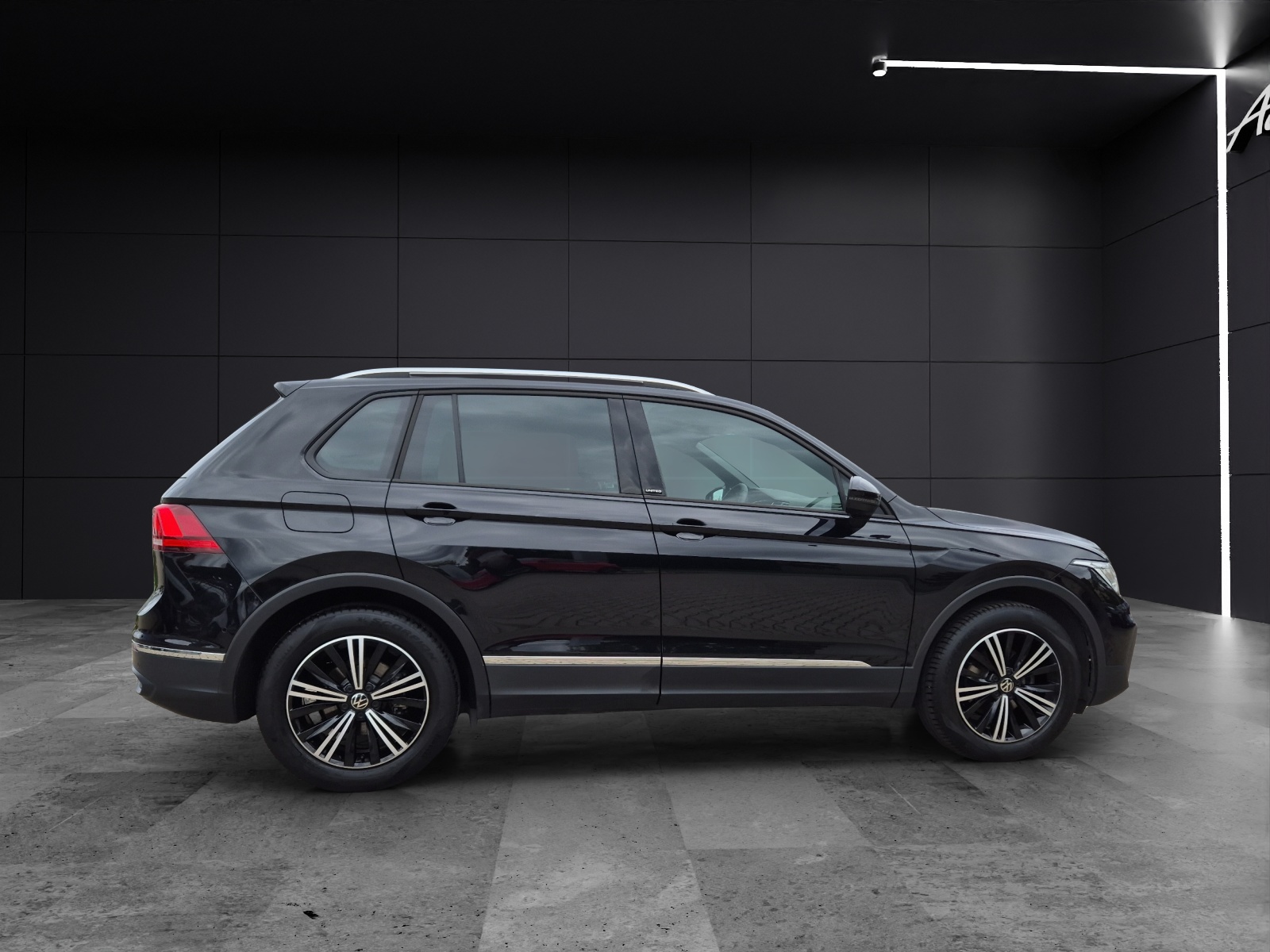 Fahrzeugabbildung Volkswagen Tiguan TSI United DSG LED Navi AID ACC Park-Assist SH