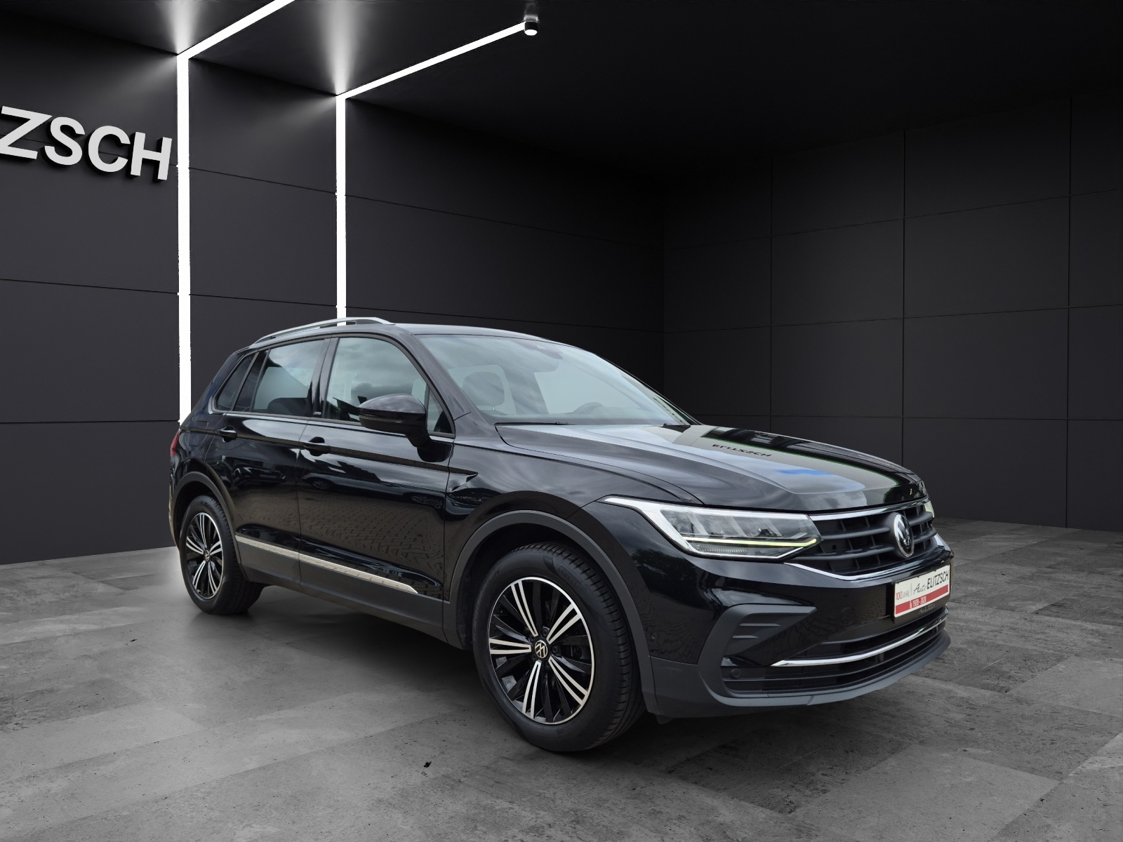 Fahrzeugabbildung Volkswagen Tiguan TSI United DSG LED Navi AID ACC Park-Assist SH