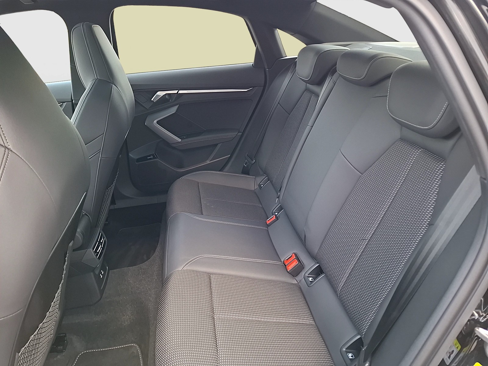 Fahrzeugabbildung Audi S3 Lim TFSI qu Matrix Navi Pano Carbon Akra AVC ACC RFK SHZ 19
