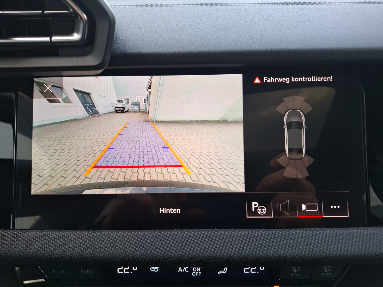 Fahrzeugabbildung Audi S3 Lim TFSI qu Matrix Navi Pano Carbon Akra AVC ACC RFK SHZ 19