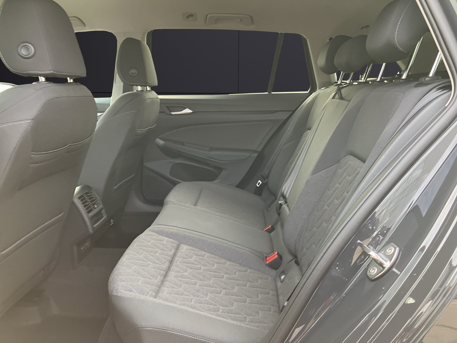 Fahrzeugabbildung Volkswagen Golf VIII Variant Life TSI LED ACC AHK SH HuD RearView AppConnect Navi Klima
