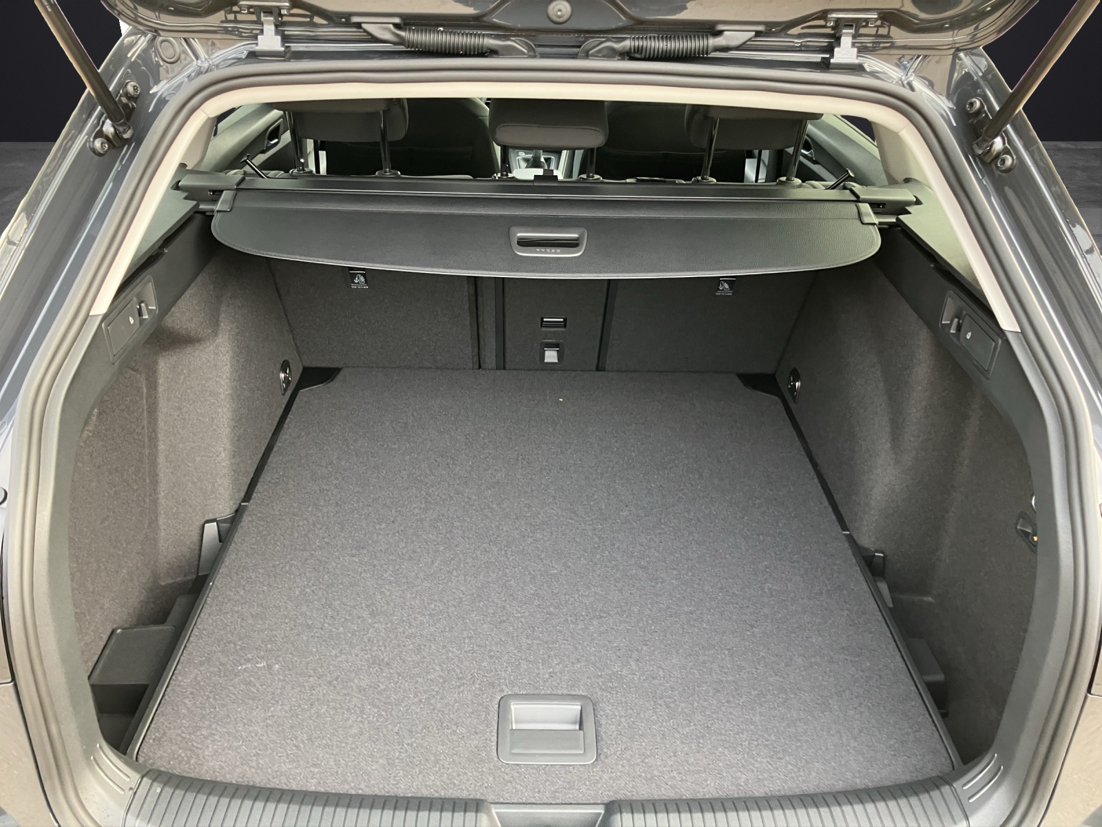 Fahrzeugabbildung Volkswagen Golf VIII Variant Life TSI LED ACC AHK SH HuD RearView AppConnect Navi Klima