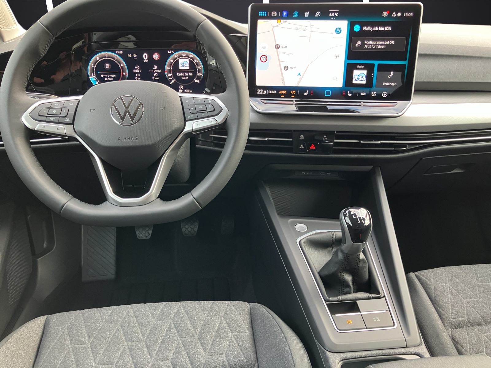 Fahrzeugabbildung Volkswagen Golf VIII Variant Life TSI LED ACC AHK SH HuD RearView AppConnect Navi Klima