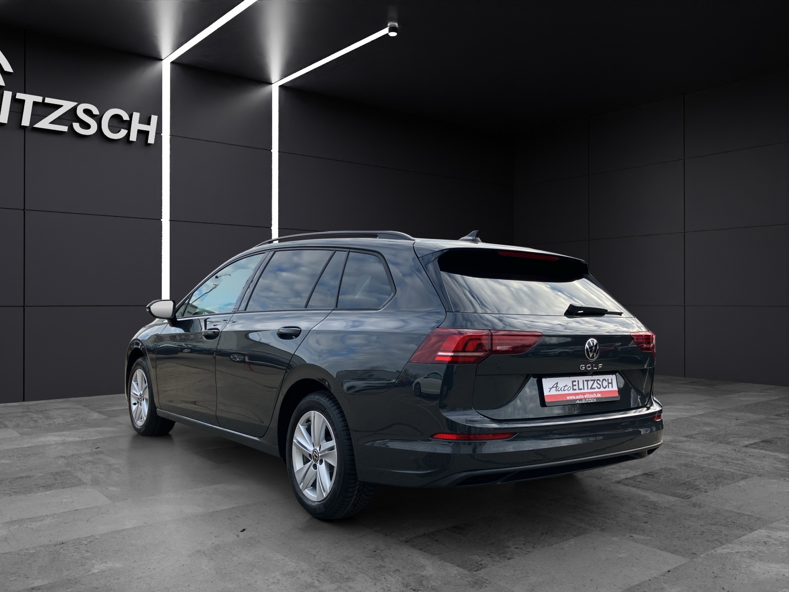 Fahrzeugabbildung Volkswagen Golf VIII Variant Life TSI LED ACC AHK SH HuD RearView AppConnect Navi Klima