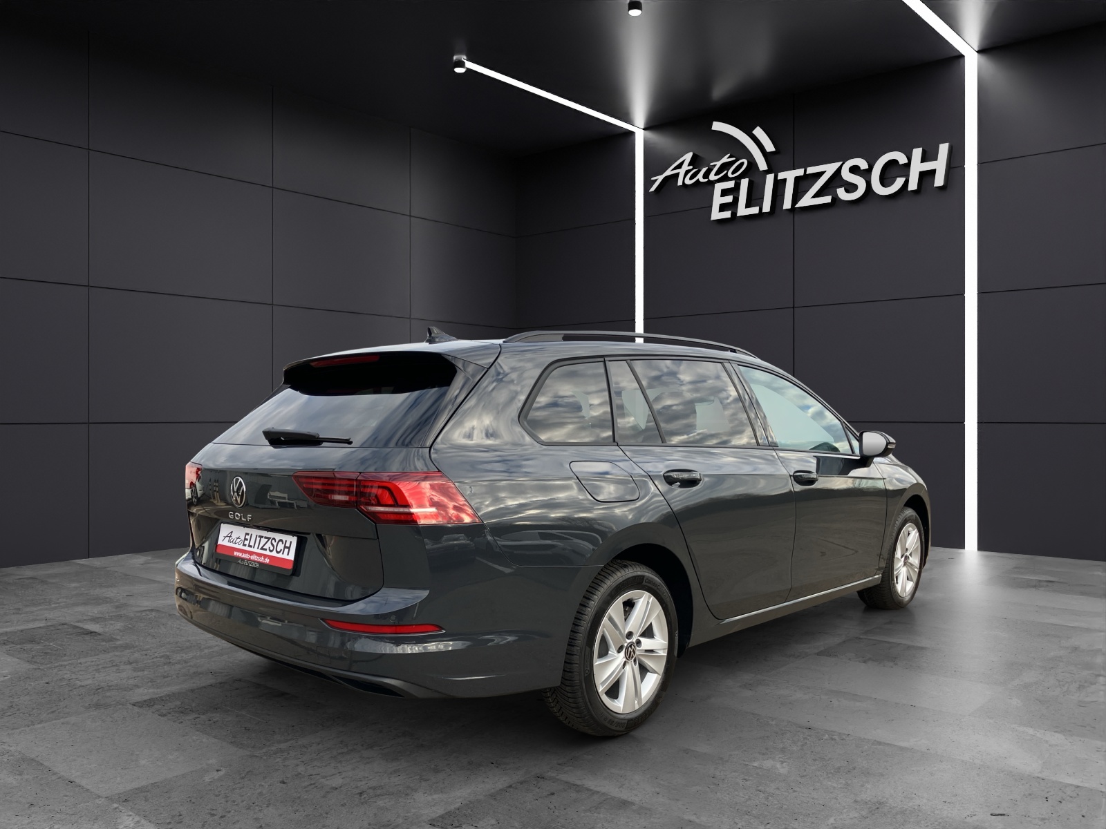 Fahrzeugabbildung Volkswagen Golf VIII Variant Life TSI LED ACC AHK SH HuD RearView AppConnect Navi Klima