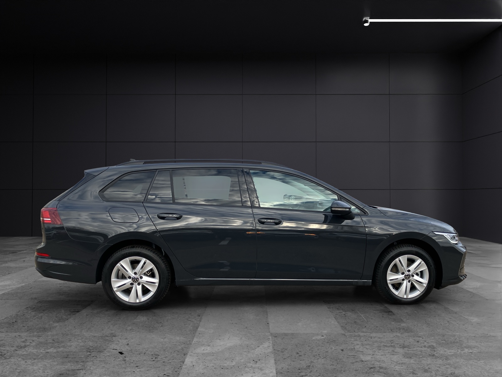 Fahrzeugabbildung Volkswagen Golf VIII Variant Life TSI LED ACC AHK SH HuD RearView AppConnect Navi Klima